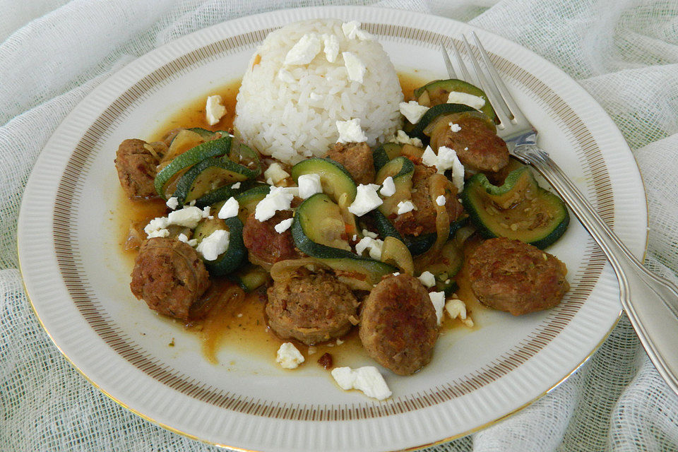 Griechische Zucchinipfanne mit  Bratwurst