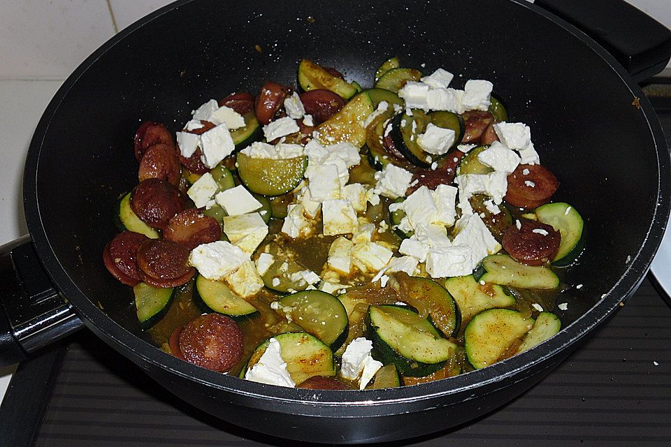 Griechische Zucchinipfanne mit  Bratwurst