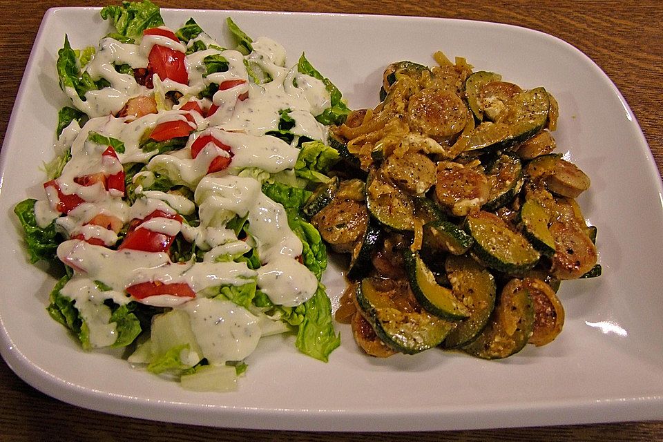 Griechische Zucchinipfanne mit  Bratwurst