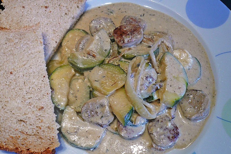 Griechische Zucchinipfanne mit  Bratwurst