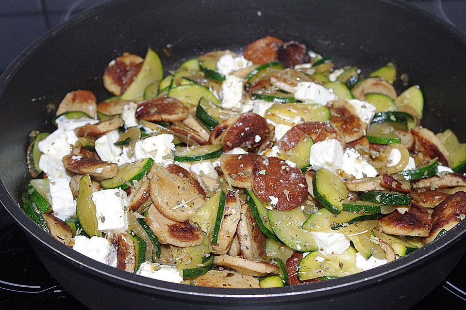 Griechische Zucchinipfanne mit  Bratwurst