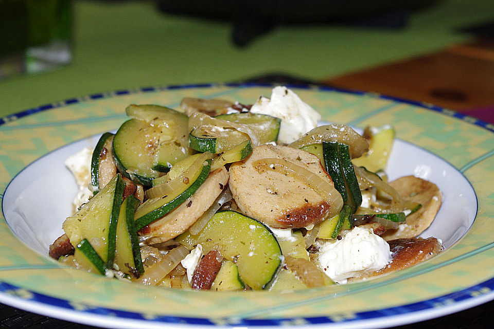 Griechische Zucchinipfanne mit  Bratwurst