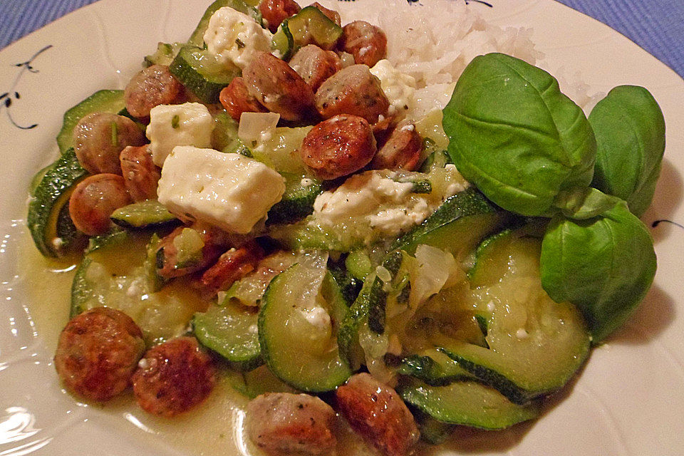 Griechische Zucchinipfanne mit  Bratwurst