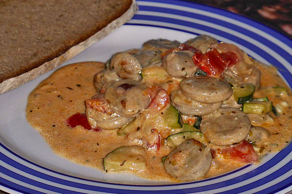 Griechische Zucchinipfanne mit  Bratwurst