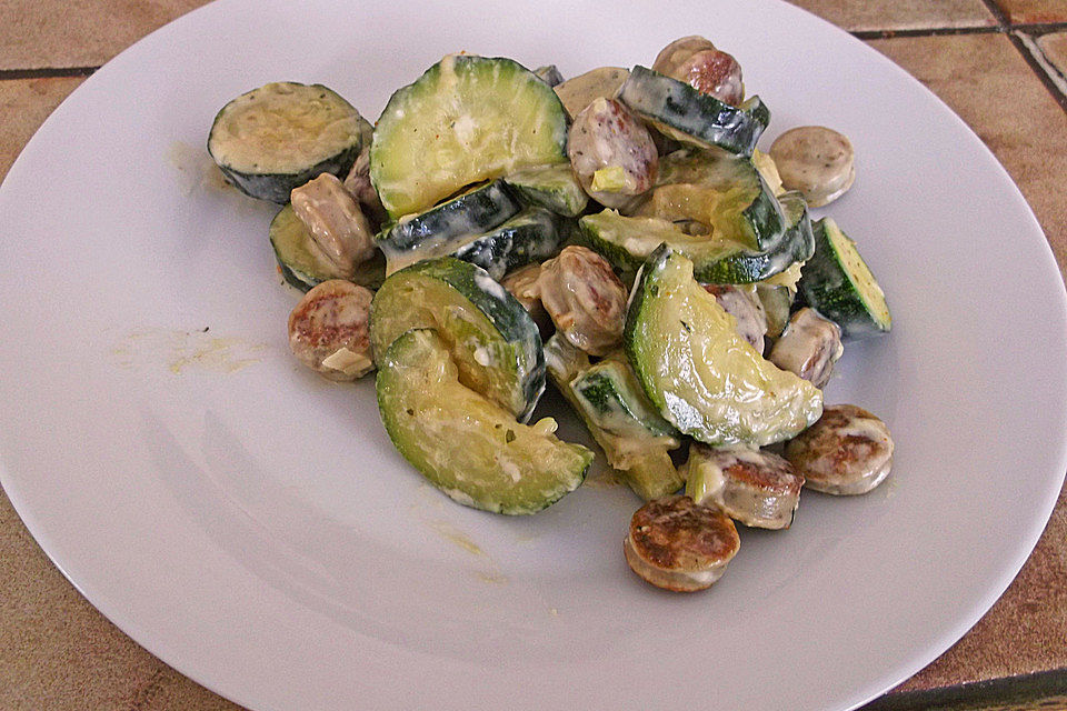 Griechische Zucchinipfanne mit  Bratwurst