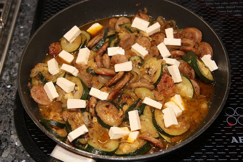 Griechische Zucchinipfanne mit  Bratwurst