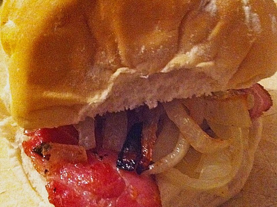 Brötchen mit gebratenen Zwiebeln und Frühstücksspeck von ...