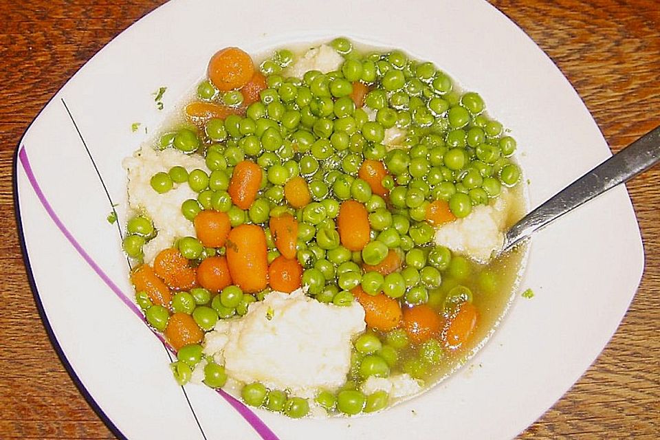 Omas Erbsensuppe mit Grießklößchen