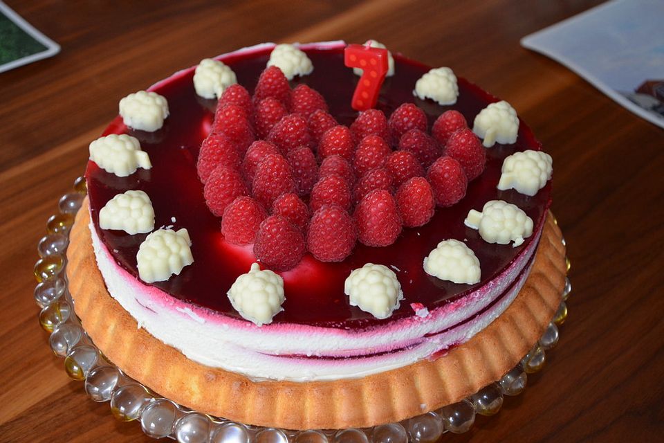 Sahnetorte mit Himbeeren