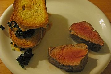 Toskanisches Schweinefilet mit Schwarzkohl - Bohnen Brotlasagne