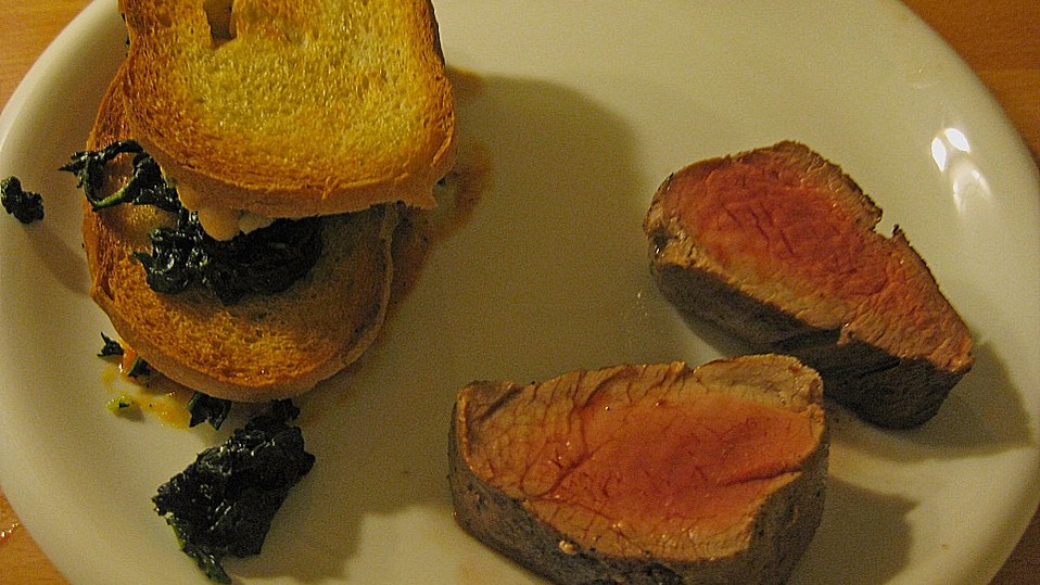 Toskanisches Schweinefilet mit Schwarzkohl - Bohnen Brotlasagne von ... Toskanisches Schweinefilet mit Schwarzkohl - Bohnen Brotlasagne von ...