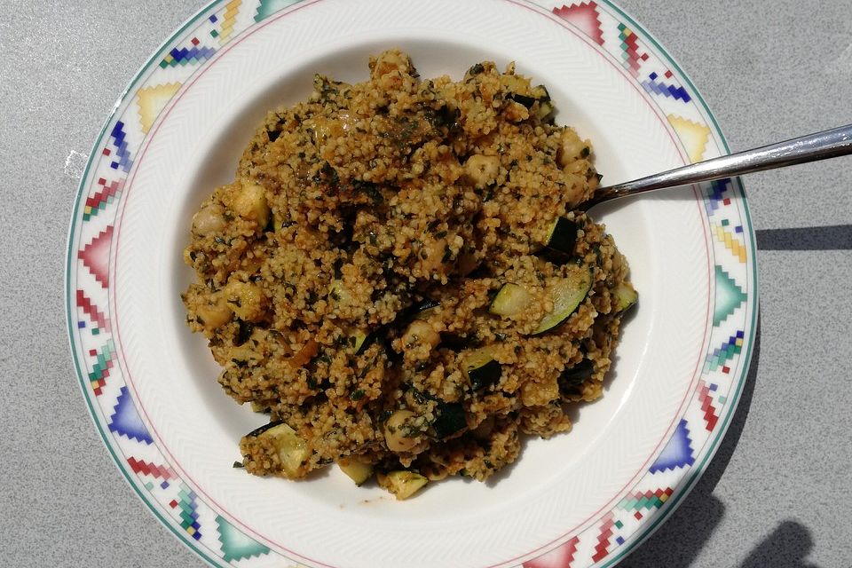 Couscous mit Zucchini, Kichererbsen und Blattspinat