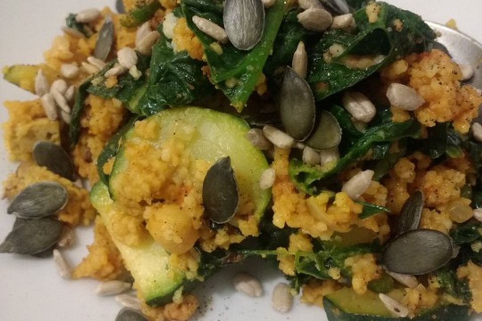 Couscous mit Zucchini, Kichererbsen und Blattspinat