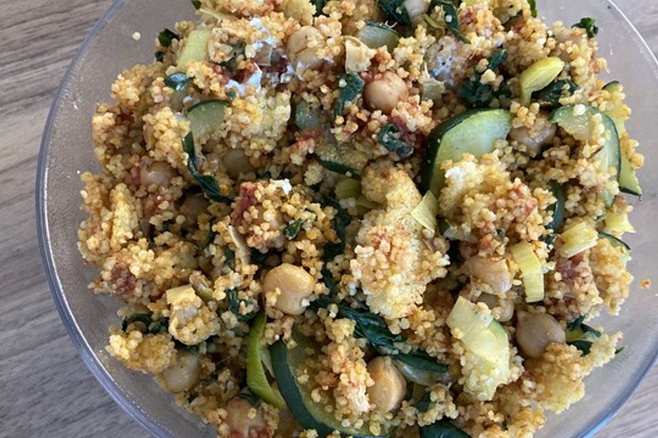 Couscous mit Zucchini, Kichererbsen und Blattspinat