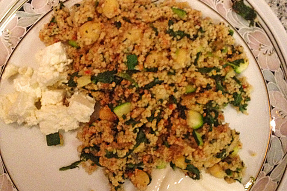 Couscous mit Zucchini, Kichererbsen und Blattspinat