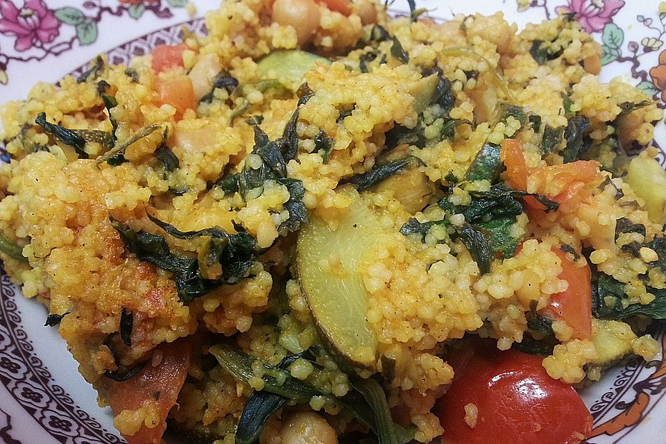 Couscous mit Zucchini, Kichererbsen und Blattspinat