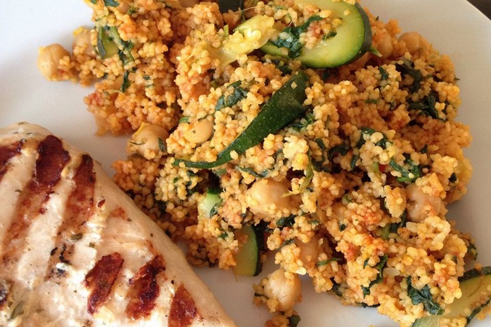 Couscous mit Zucchini, Kichererbsen und Blattspinat