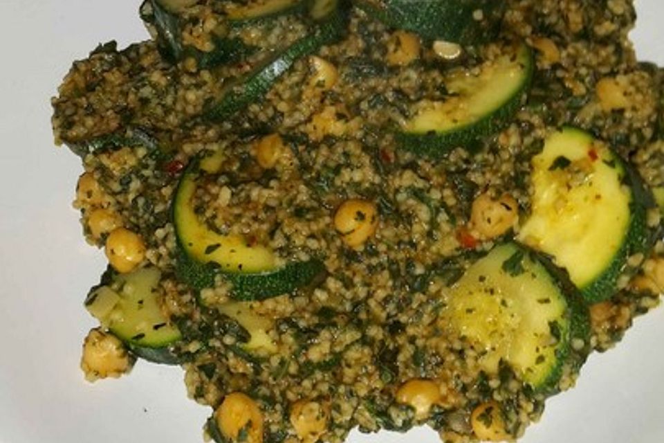 Couscous mit Zucchini, Kichererbsen und Blattspinat