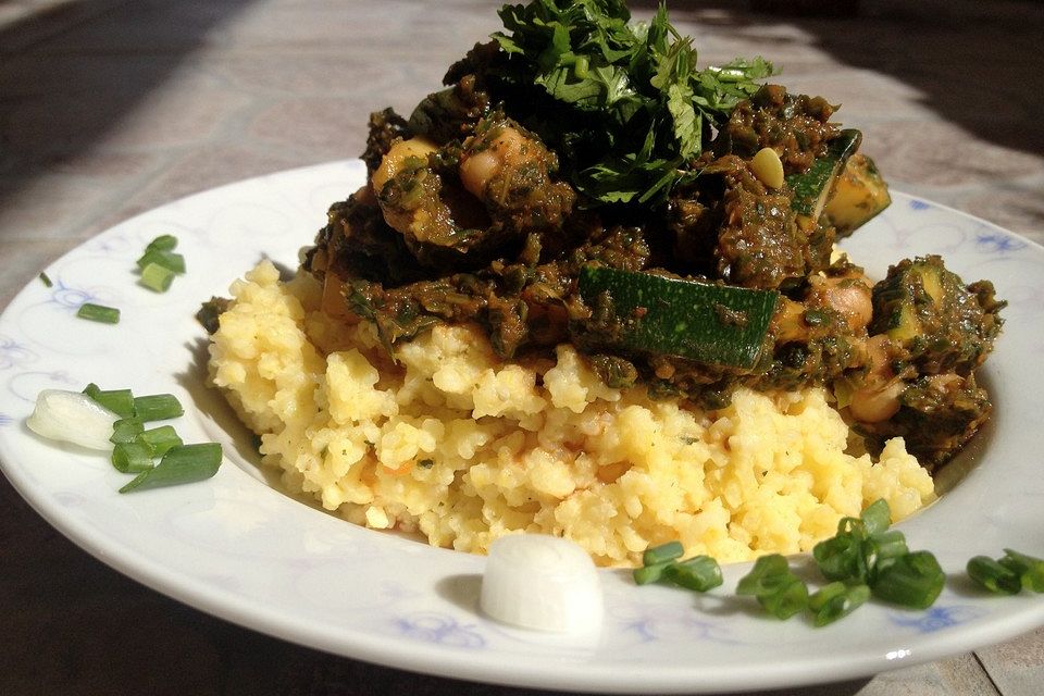 Couscous mit Zucchini, Kichererbsen und Blattspinat