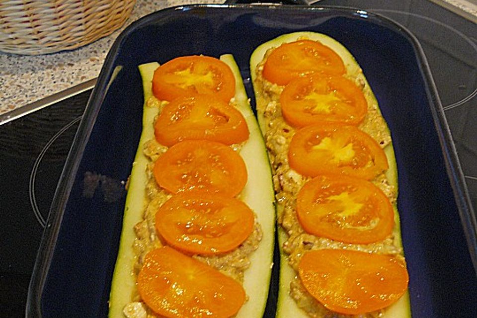 Zucchini mit einer Füllung aus Bratlingmasse