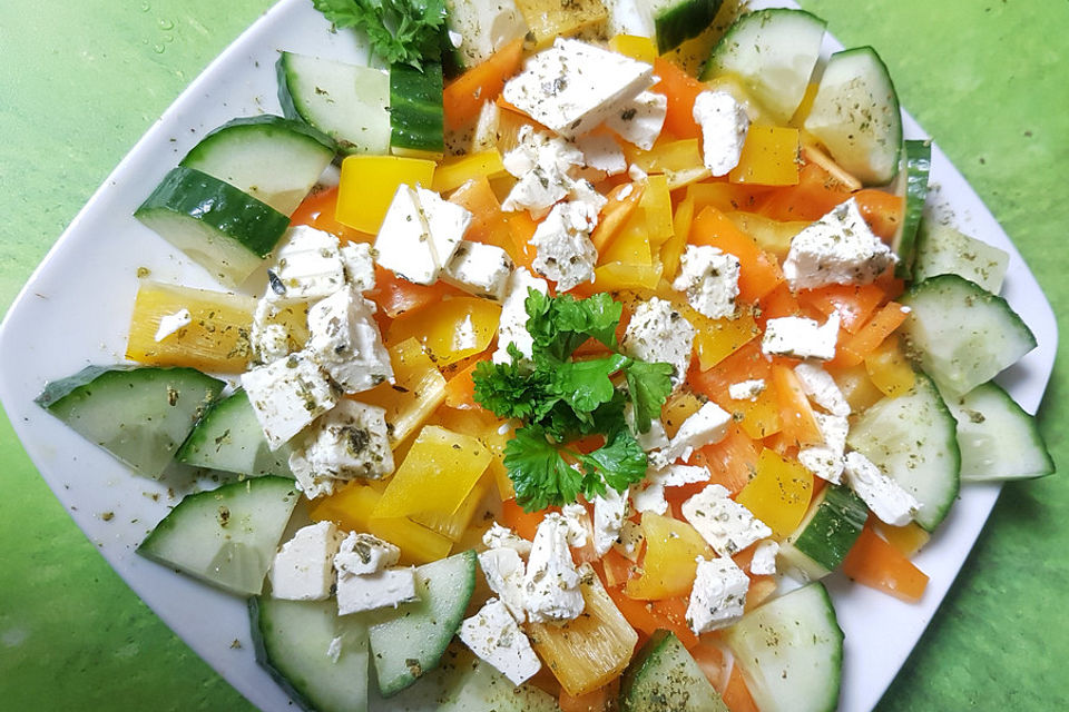 Griechischer Salat mit Gurken und Paprika