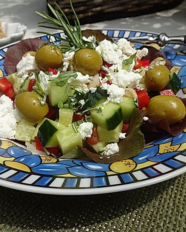 Griechischer Salat mit Gurken und Paprika