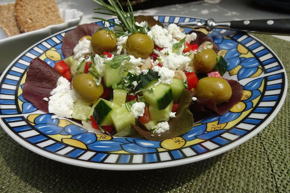 Griechischer Salat mit Gurken und Paprika