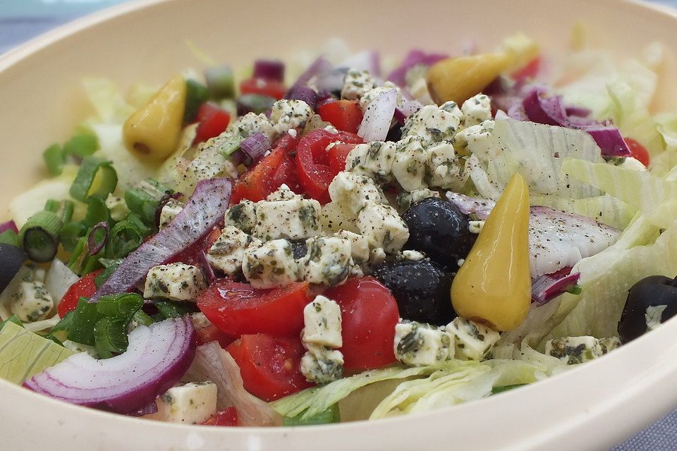 Griechischer Salat mit Gurken und Paprika