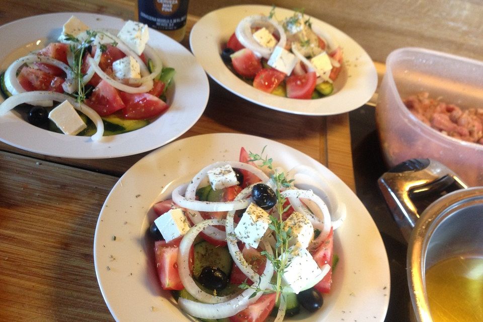 Griechischer Salat mit Gurken und Paprika