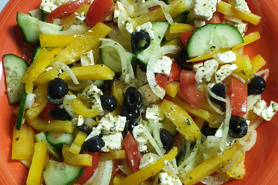 Griechischer Salat mit Gurken und Paprika