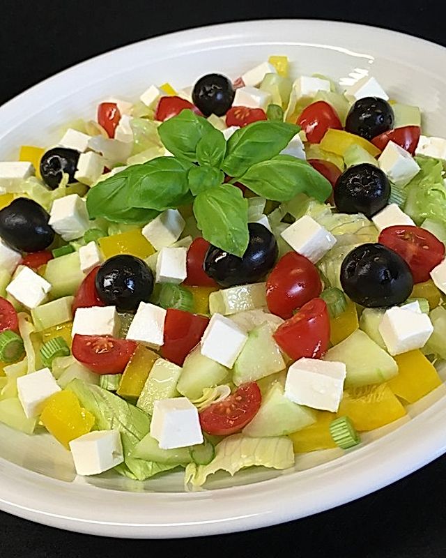 Griechischer Salat mit Gurken und Paprika