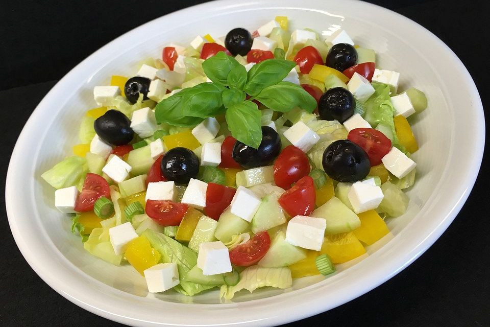 Griechischer Salat mit Gurken und Paprika