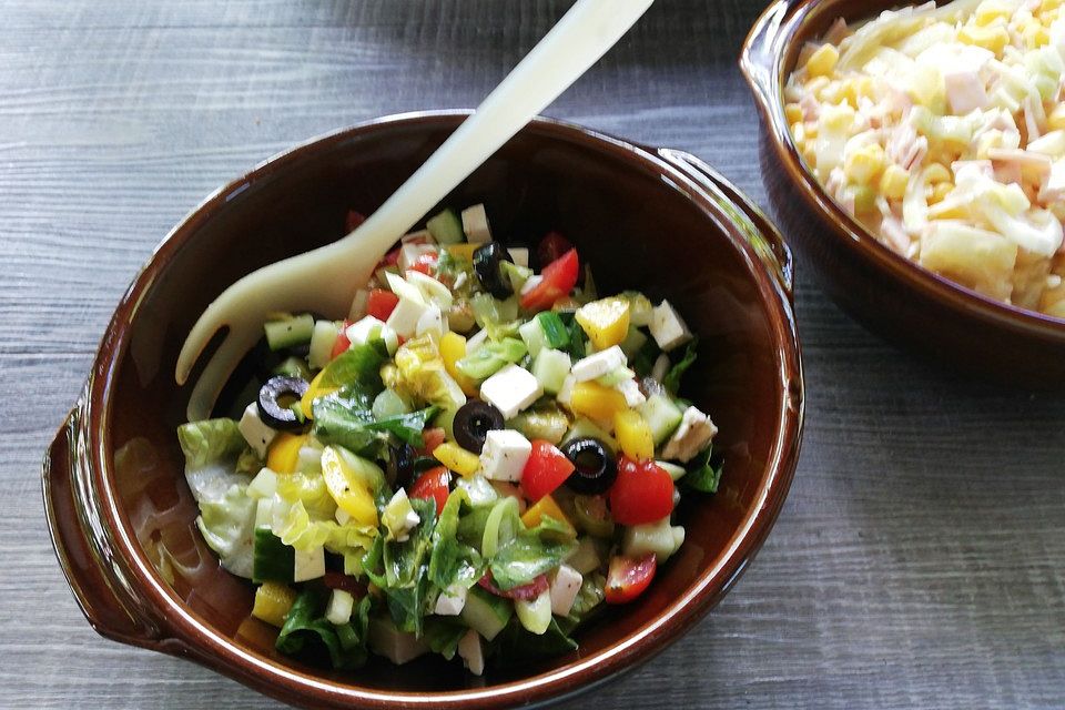 Griechischer Salat mit Gurken und Paprika