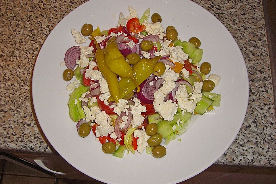 Griechischer Salat mit Gurken und Paprika