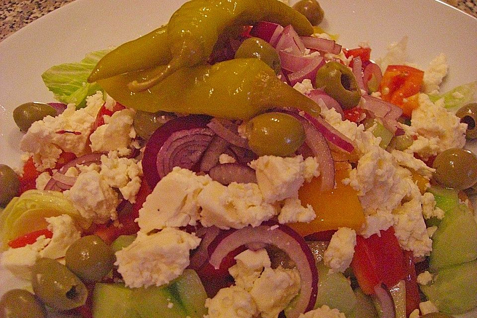 Griechischer Salat mit Gurken und Paprika