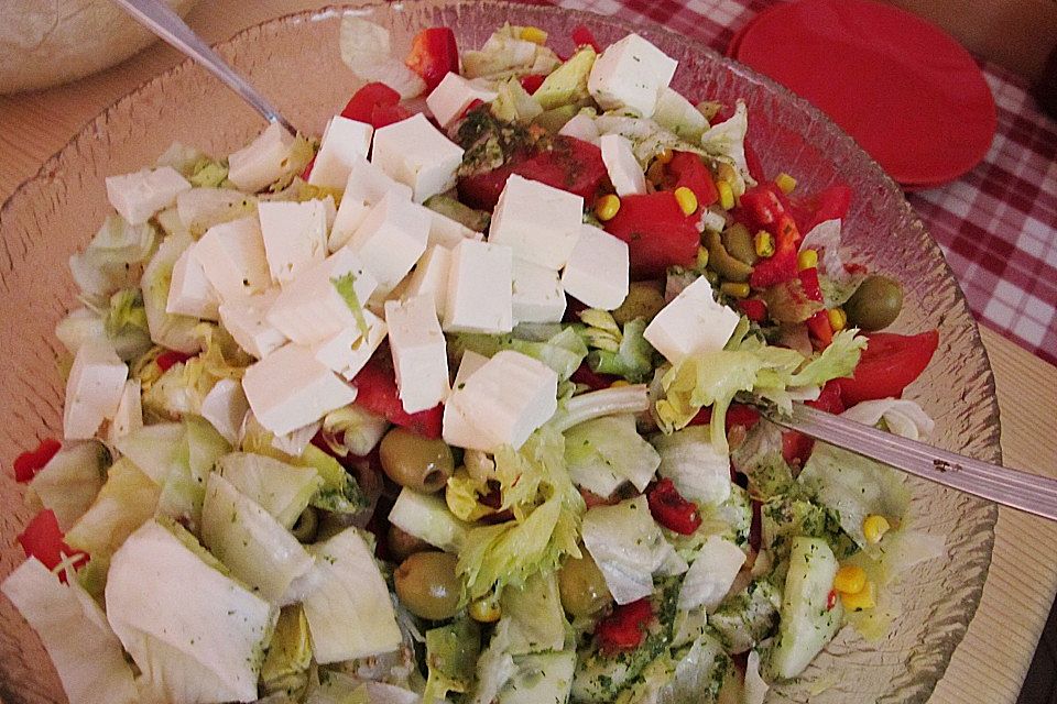 Griechischer Salat mit Gurken und Paprika