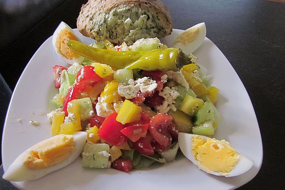 Griechischer Salat mit Gurken und Paprika