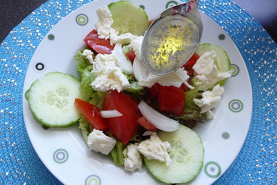 Griechischer Salat mit Gurken und Paprika