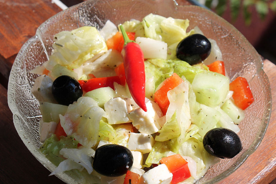 Griechischer Salat mit Gurken und Paprika