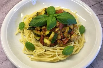 Spaghetti mediterran mit Zucchini und Tomaten