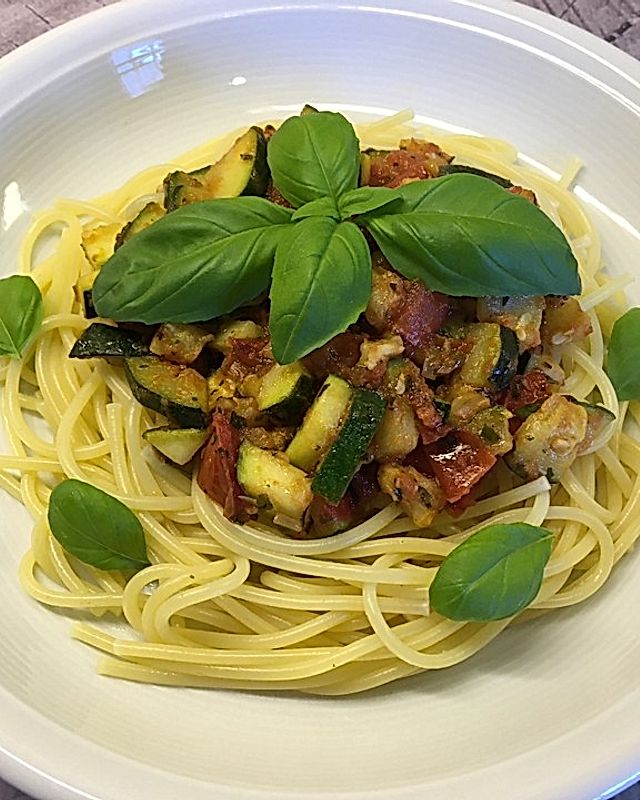 Spaghetti mediterran mit Zucchini und Tomaten