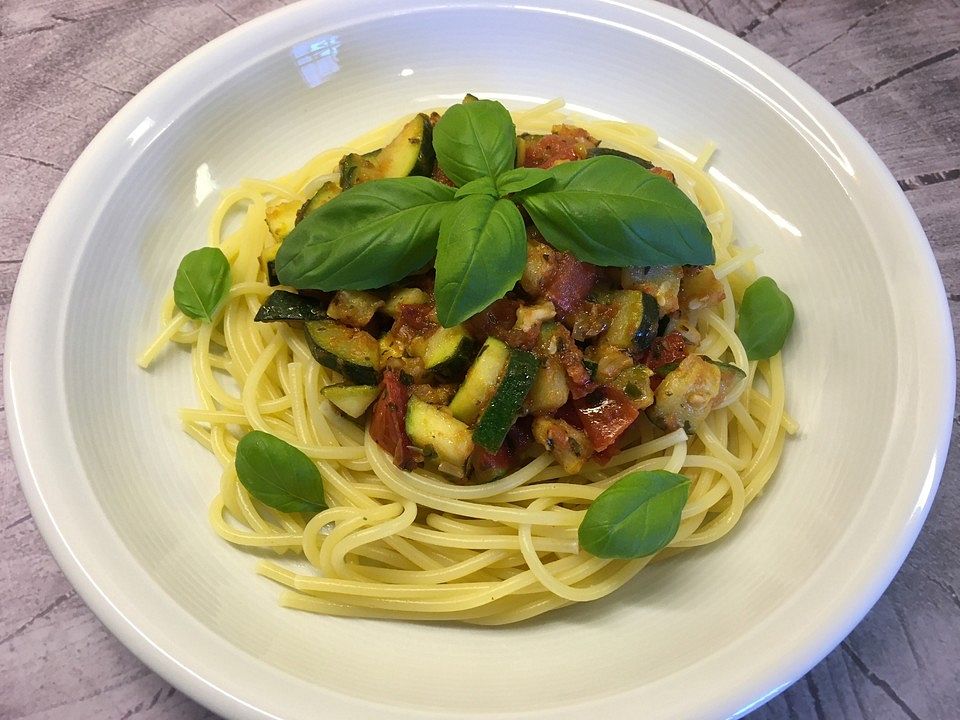 Spaghetti mediterran mit Zucchini und Tomaten von Jicky| Chefkoch