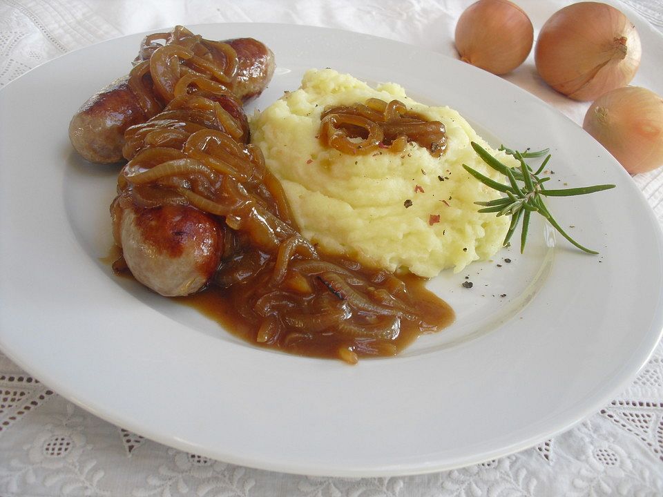 Bratwurst an Zwiebelsauce mit Kartoffelpüree - Kochen Gut | kochengut.de