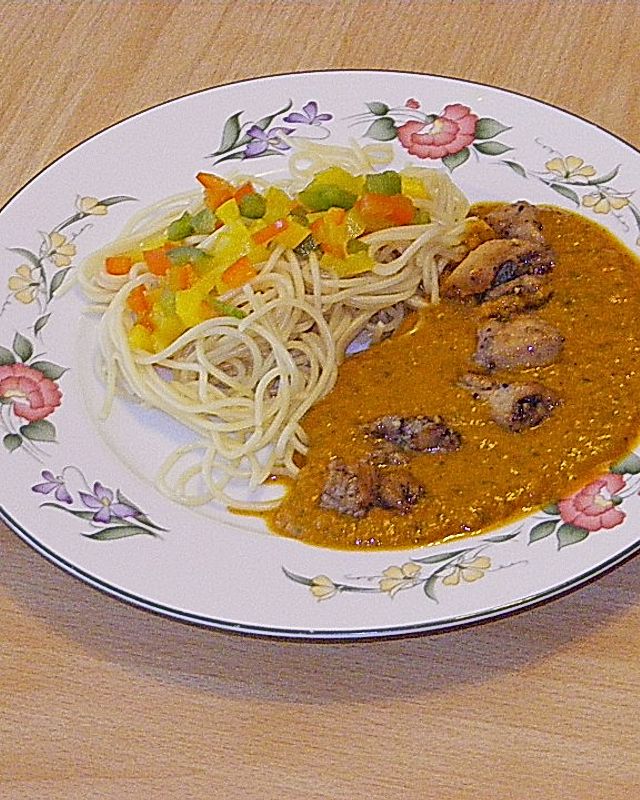 Spaghetti Alfredo mit Hähnchenbrustfilet in Tomaten - Kräutersoße
