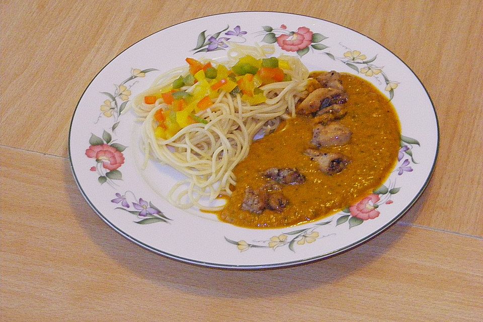 Spaghetti Alfredo mit Hähnchenbrustfilet in Tomaten - Kräutersoße