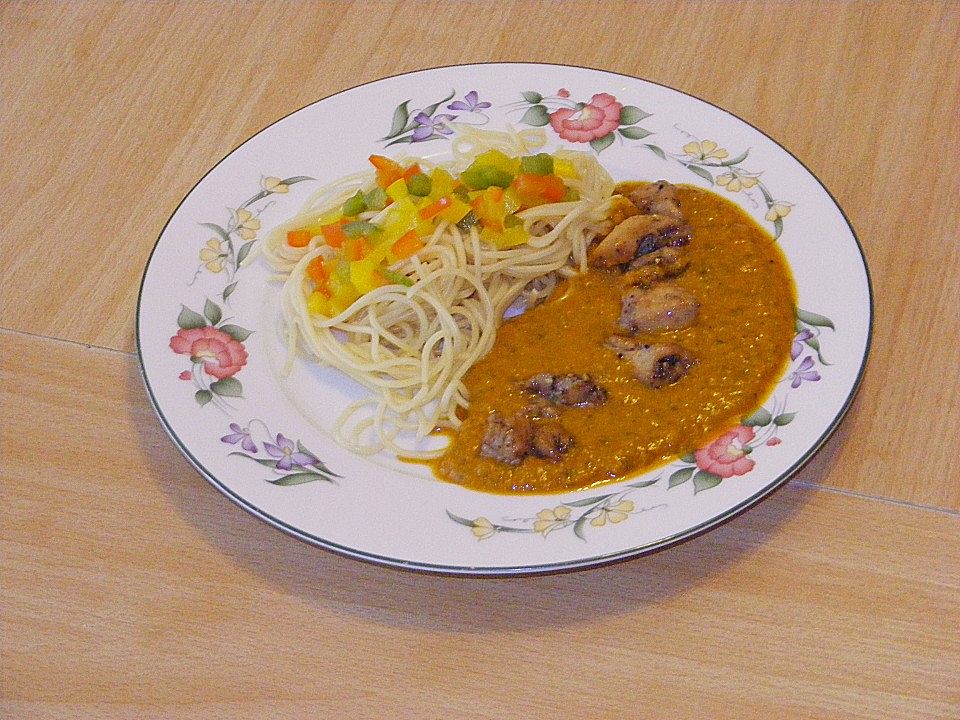 Spaghetti Alfredo mit Hähnchenbrustfilet in Tomaten 