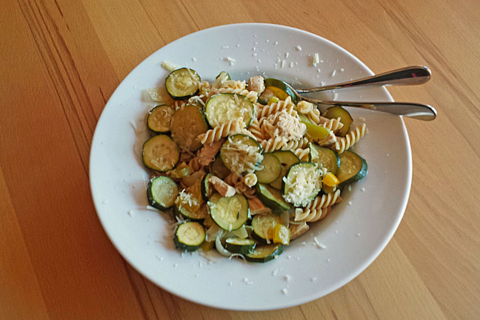 Hähnchenbrust mit Zucchini und Nudeln