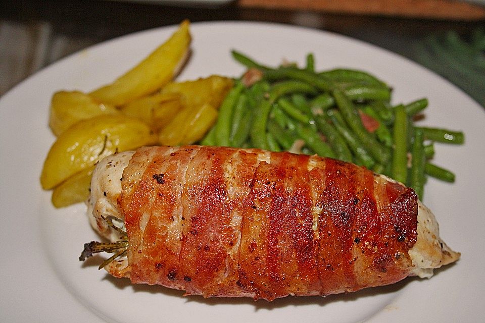 Hähnchenbrust mit Frischkäsefüllung im Speckmantel mit Sauerrahm - Kartoffelschiffchen