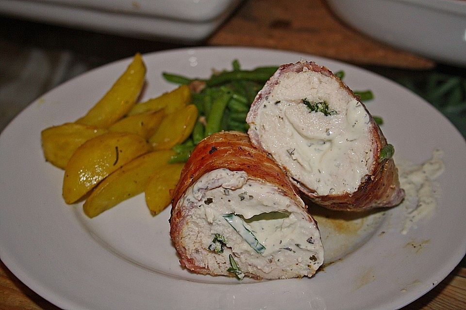 Hähnchenbrust mit Frischkäsefüllung im Speckmantel mit Sauerrahm - Kartoffelschiffchen