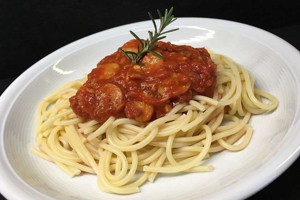 Spaghetti mit Thunfisch in Tomatensauce